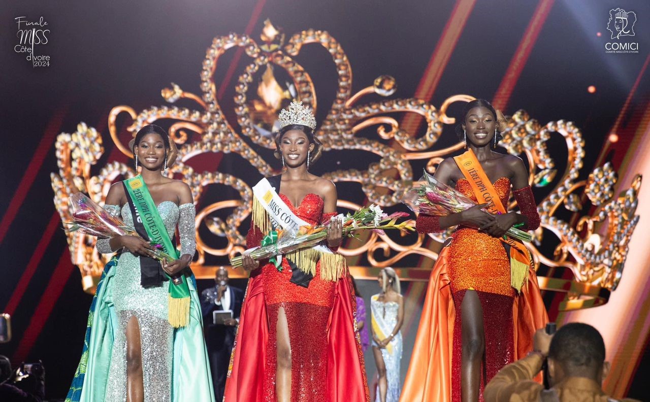 De la gauche vers la droite : Konan Maulani 2ème dauphine, Marie-Emmanuelle Diamala Miss Côte d’Ivoire 2024 et Coulibaly Fatoumata 1ère dauphine.